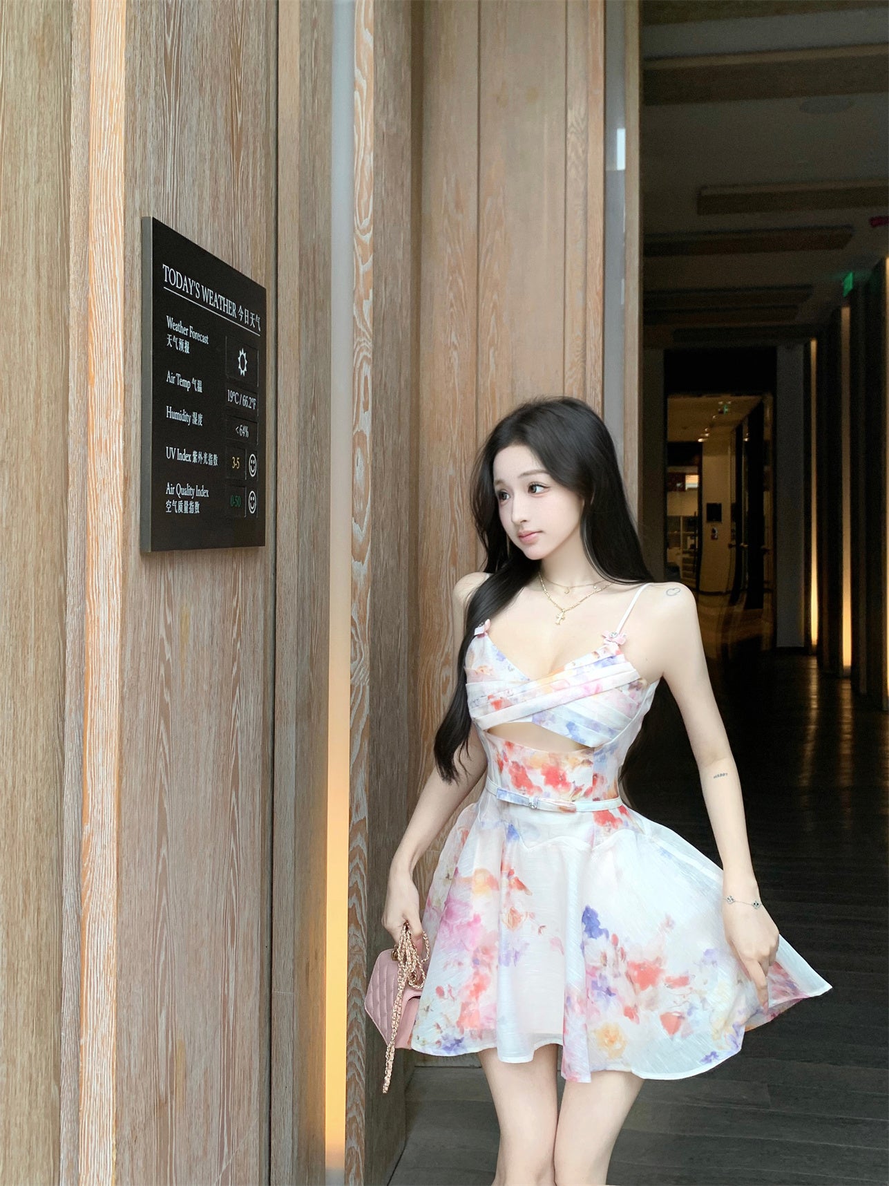 V-neck floral dress with hollow suspenders, beautiful small skirt R0586