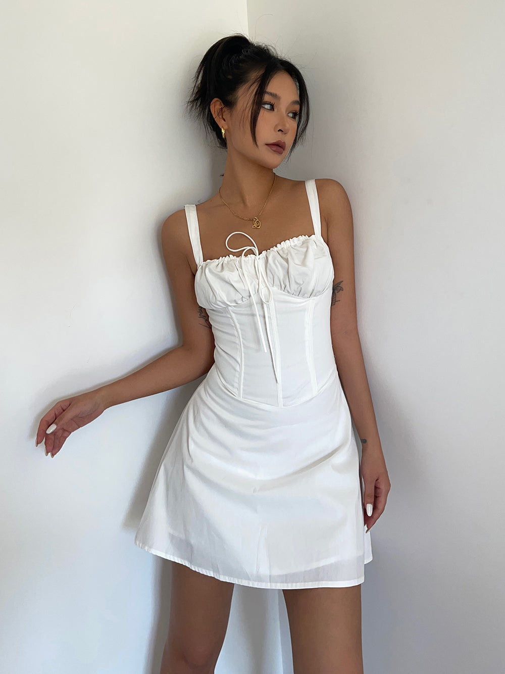 Sexy lace-up tube top suspender dress with design and slim waist and fishbone strappy short skirt R3049