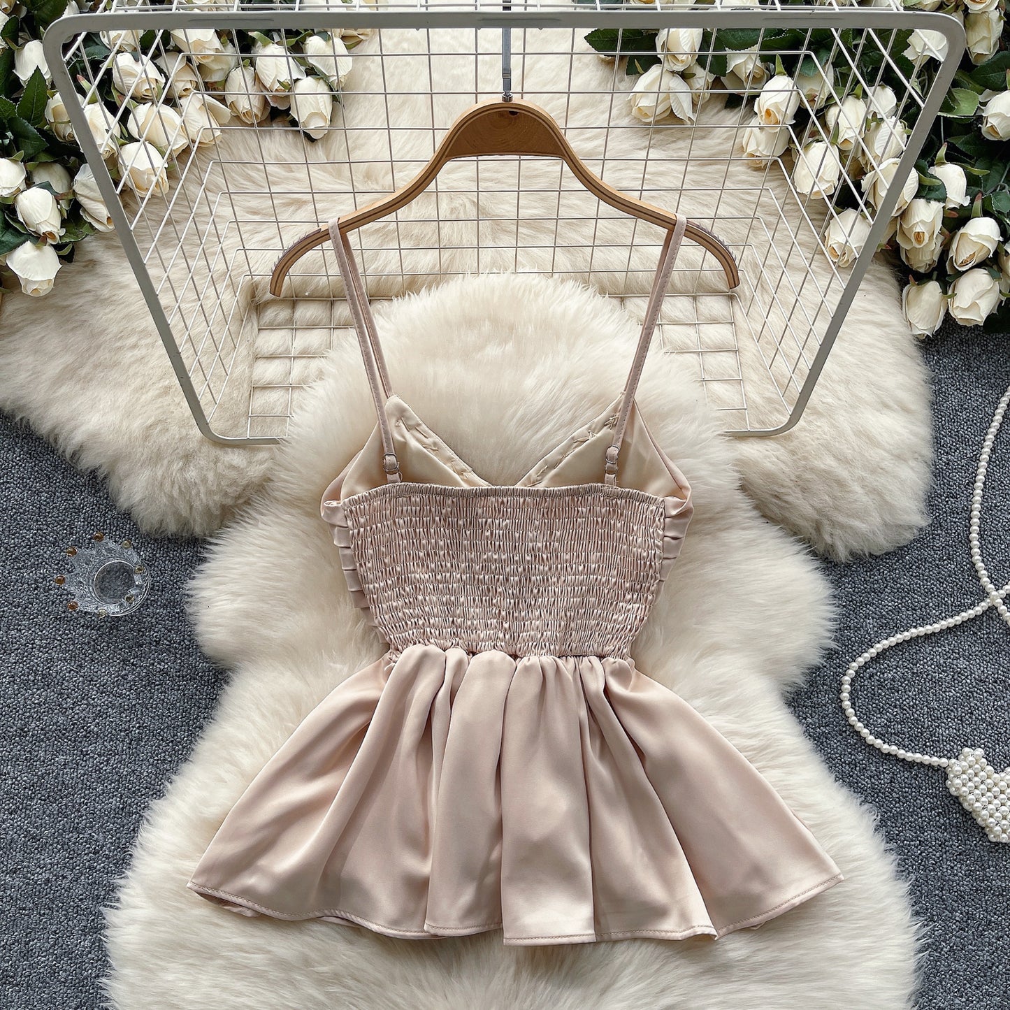 High-end camisole with diamonds, V-neck, pleated design, waist-hugging pure top R2211