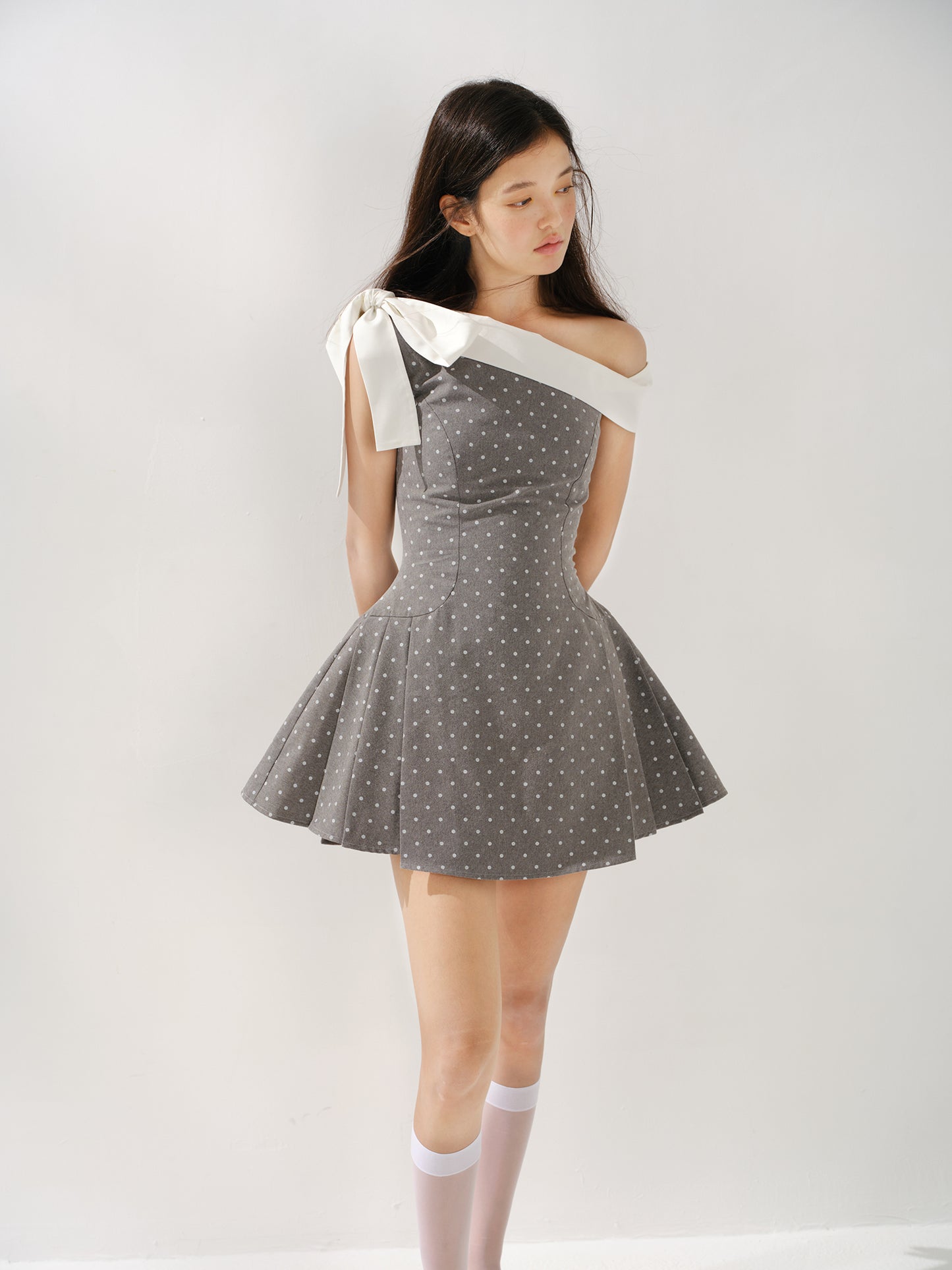 Gray polka dot off-shoulder niche dress with bow tie and waist-hugging puffy miniskirt R5127