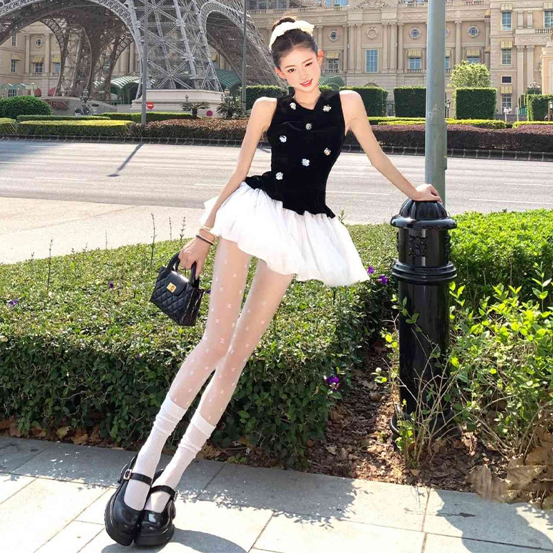 Black sleeveless vest dress with unique temperament and waist A-line puffy skirt R0556