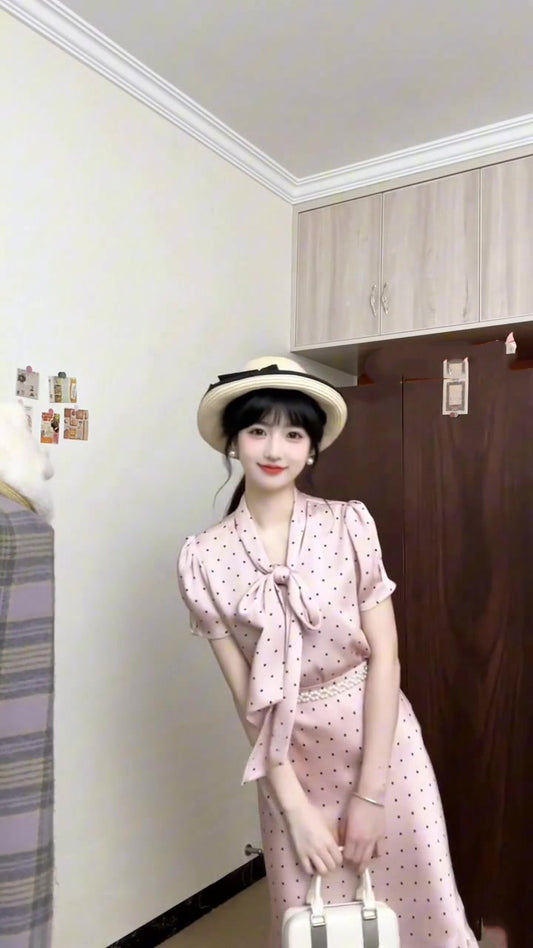 Wear a gentle and elegant pink polka dot long-sleeved shirt and skirt two-piece suit R0897