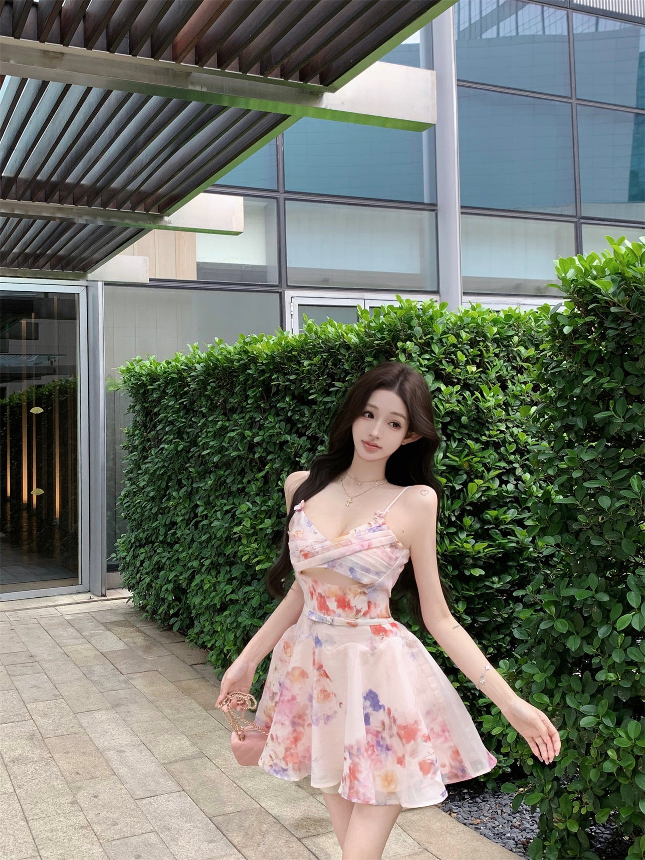 V-neck floral dress with hollow suspenders, beautiful small skirt R0586