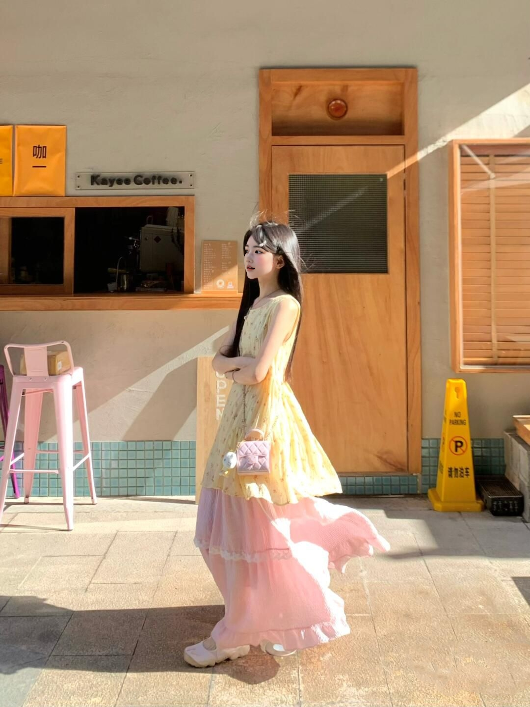 Small fresh floral sleeveless top with pink skirt to match a complete set R0550