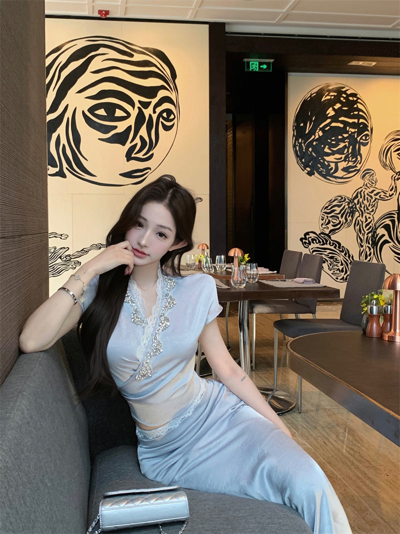 A blue V-neck short-sleeved top and skirt with a sense of luxury R0841