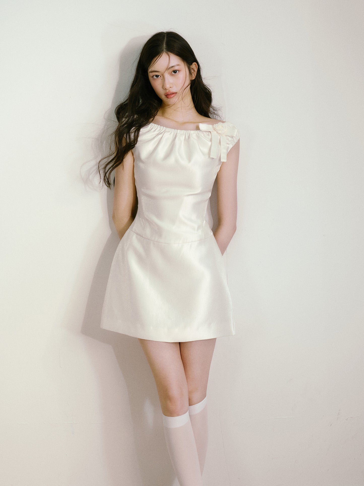 White silk satin elastic one-shoulder bow waisted girlish dress R5171