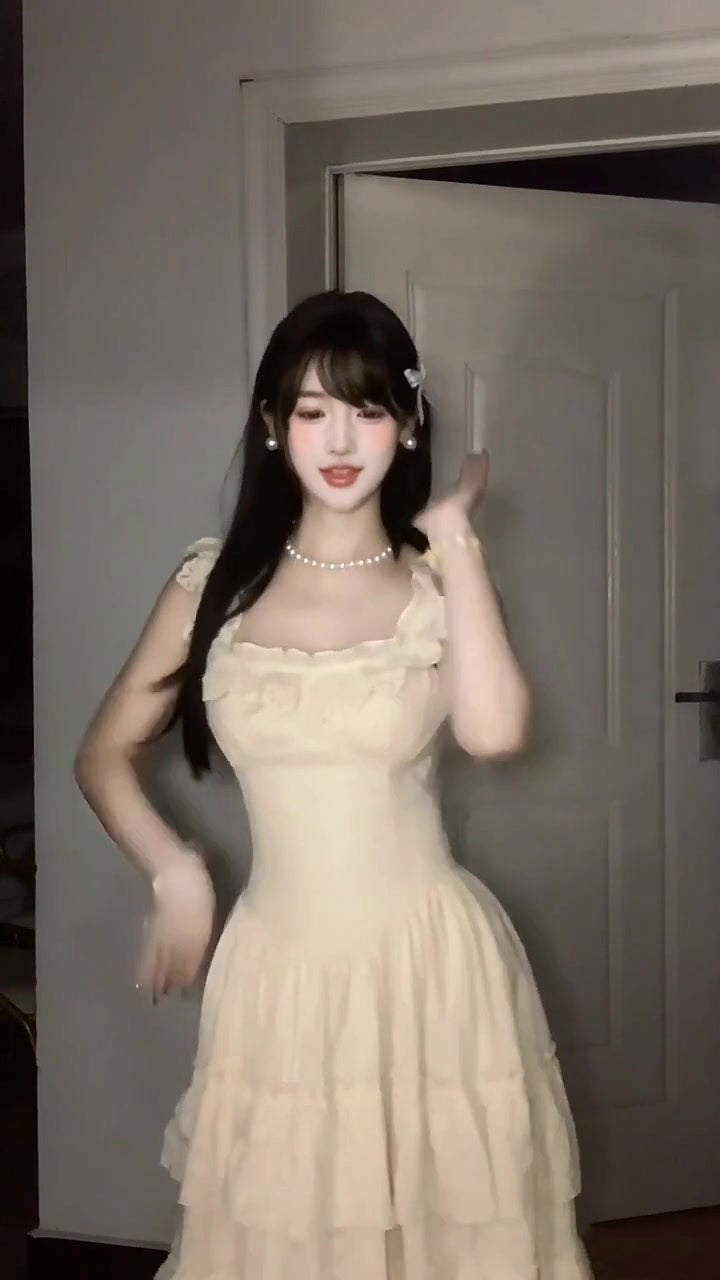 A-line princess dress with small flying sleeves and a sweet fluffy cake waist R0501