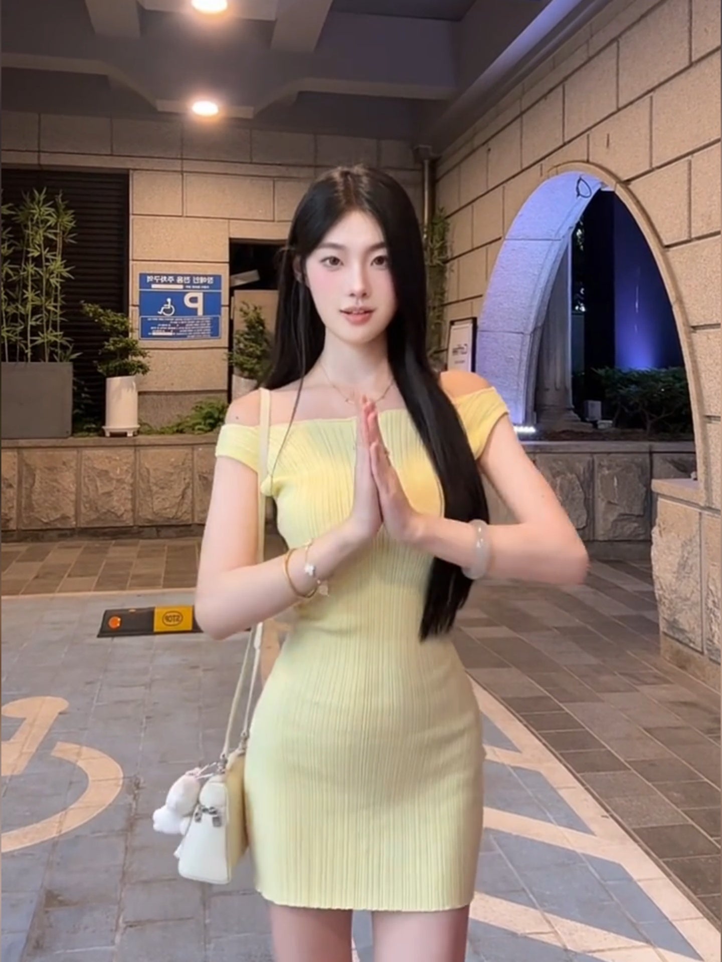 French yellow one-shoulder knitted dress for women in summer, slim waist and hip short skirt R3598