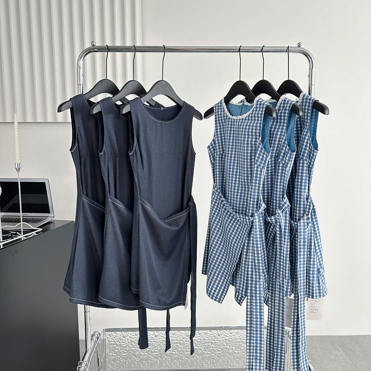 Two-tone sleeveless round neck dress with waist tie short skirt R1985