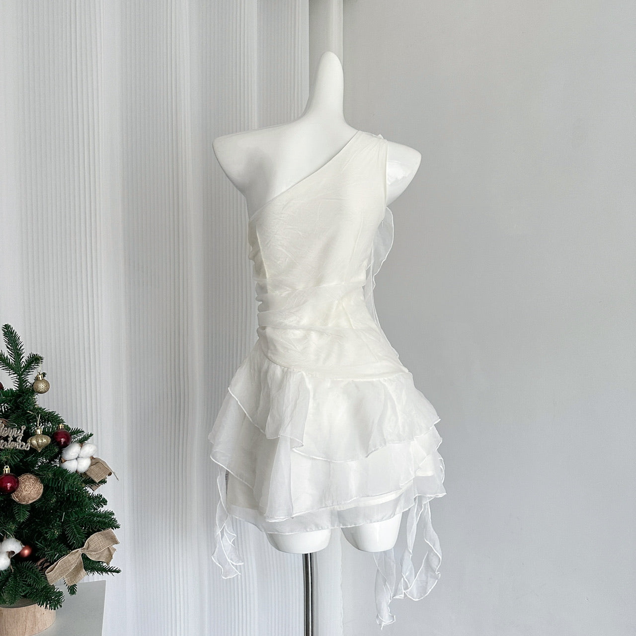New White Off-shoulder Chiffon Dress Waist Short Fairy Cake Skirt with Flowers R1989