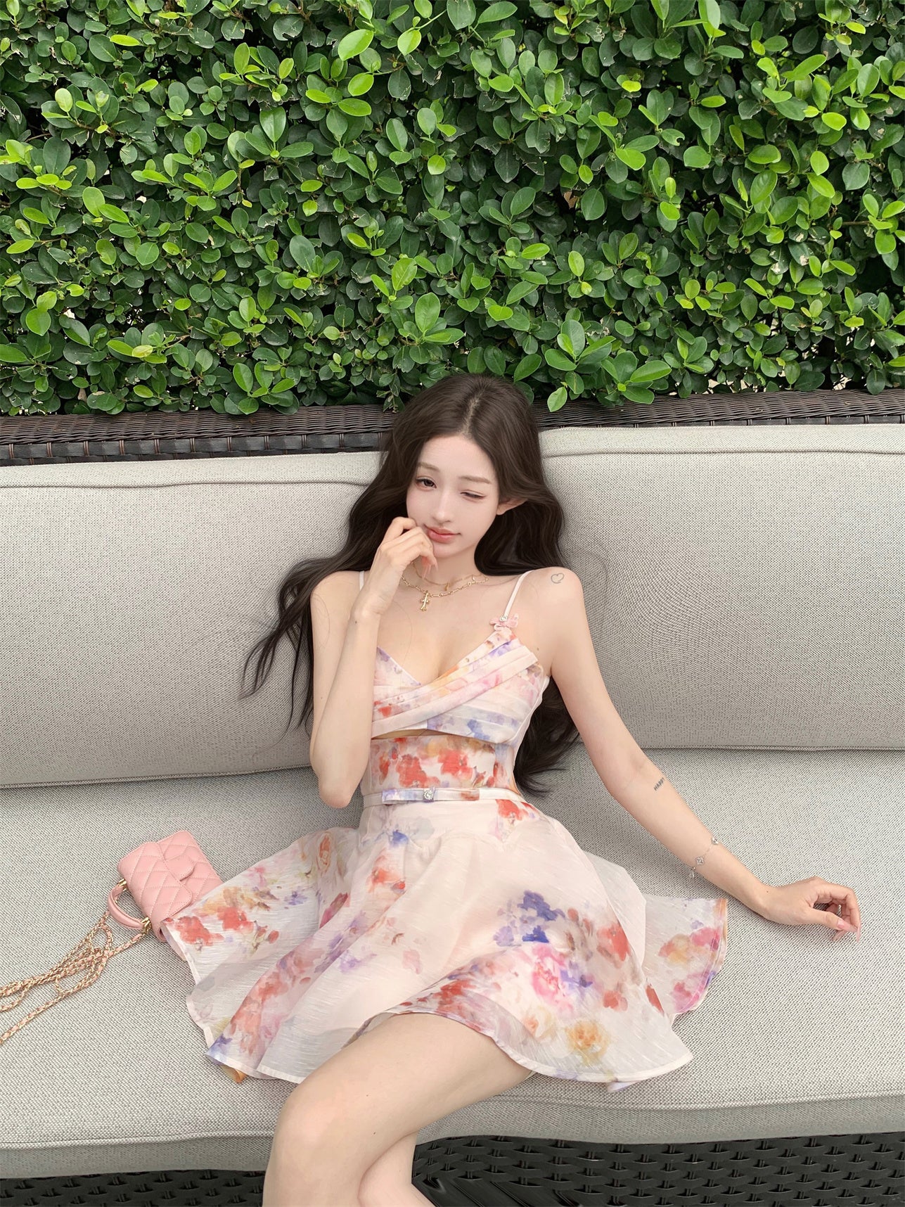 V-neck floral dress with hollow suspenders, beautiful small skirt R0586