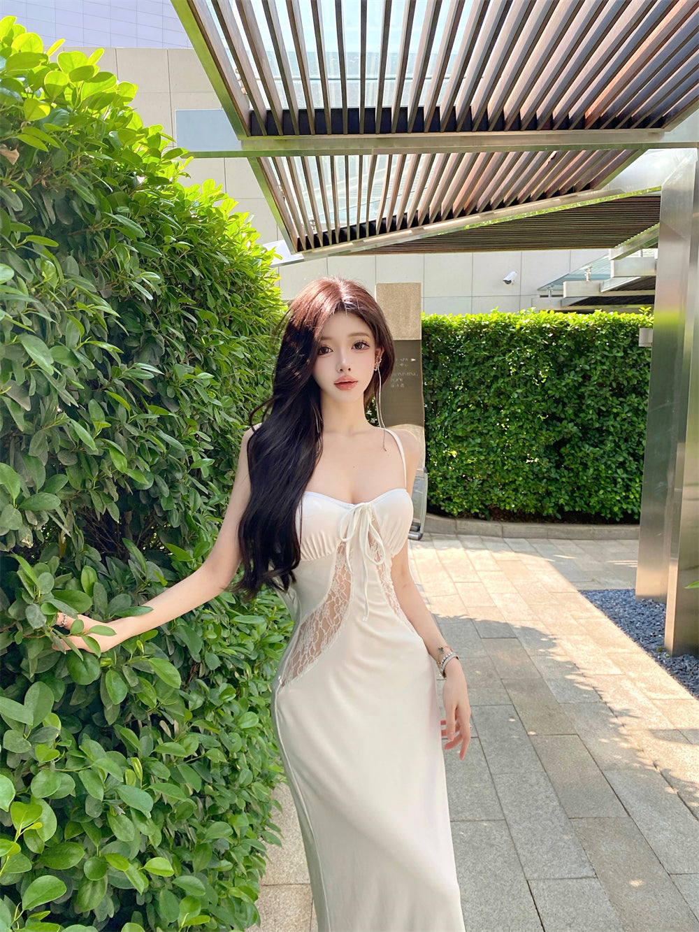 Sexy white hollow suspender dress with elegant waist and slim fit R0598