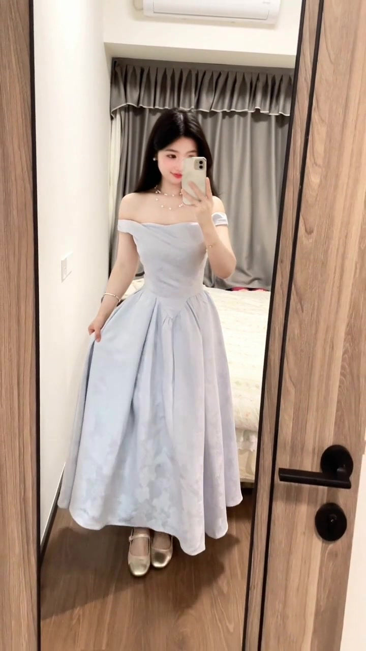 Blue jacquard suspender dress with a slender neckline and a fluffy long skirt. R0524