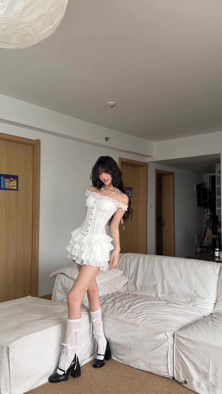 Hot girl suit temperament beautiful white one-shoulder top a-line puffy skirt two-piece suit R0831