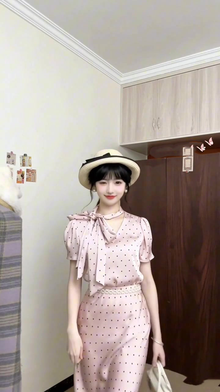 Wear a gentle and elegant pink polka dot long-sleeved shirt and skirt two-piece suit R0897