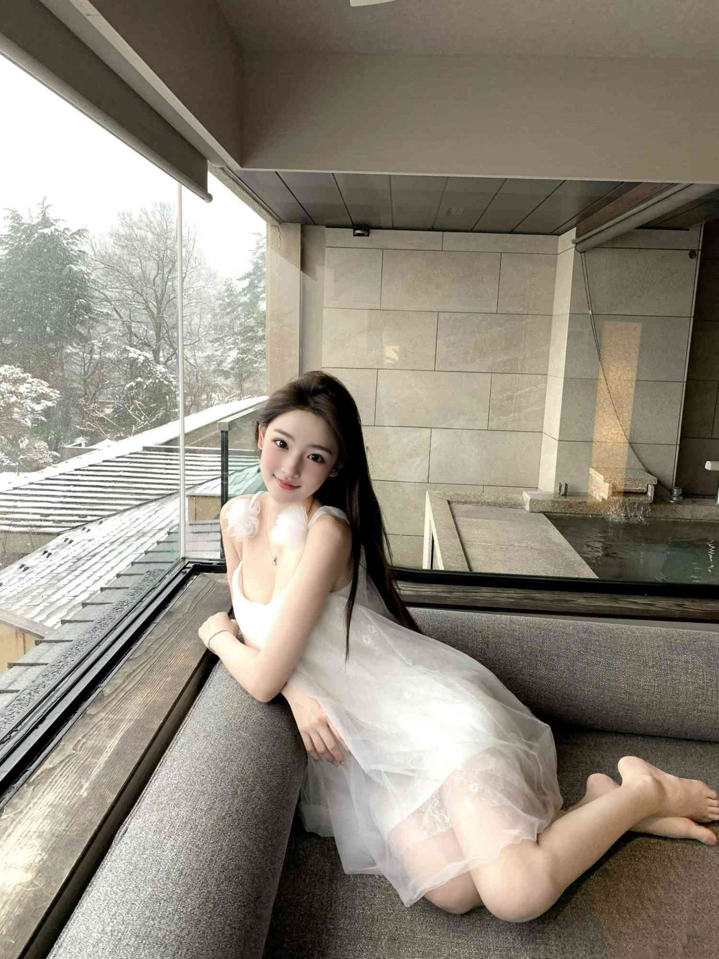 Gentle temperament white suspender dress 2025 new beautiful loose bud short skirt R0777