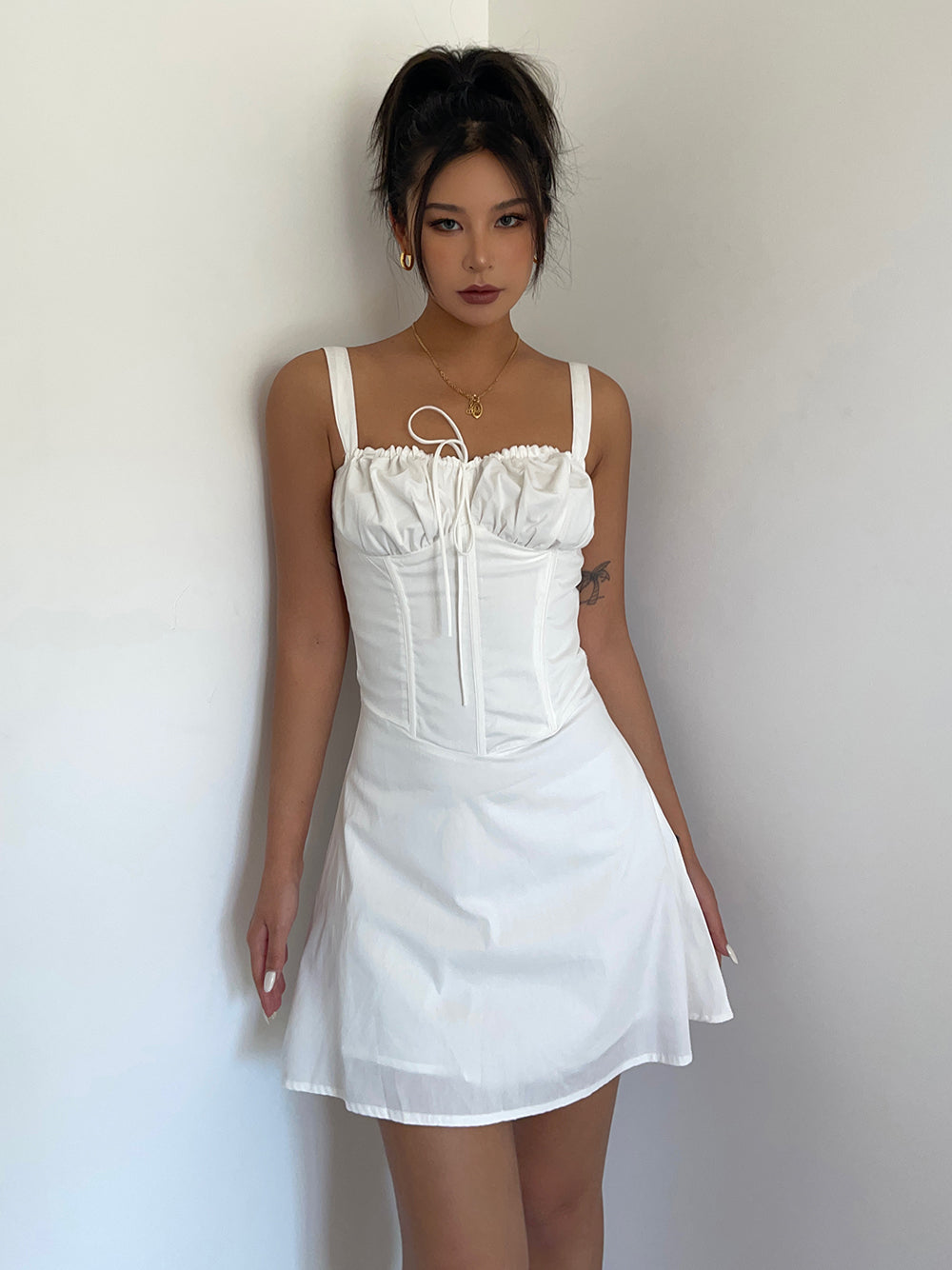 Sexy lace-up tube top suspender dress with design and slim waist and fishbone strappy short skirt R3049