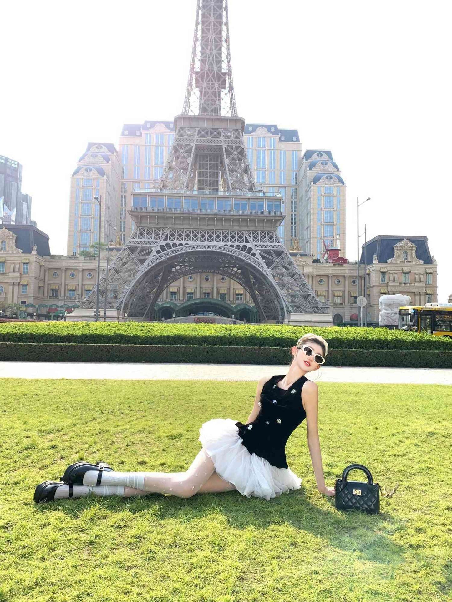 Black sleeveless vest dress with unique temperament and waist A-line puffy skirt R0556