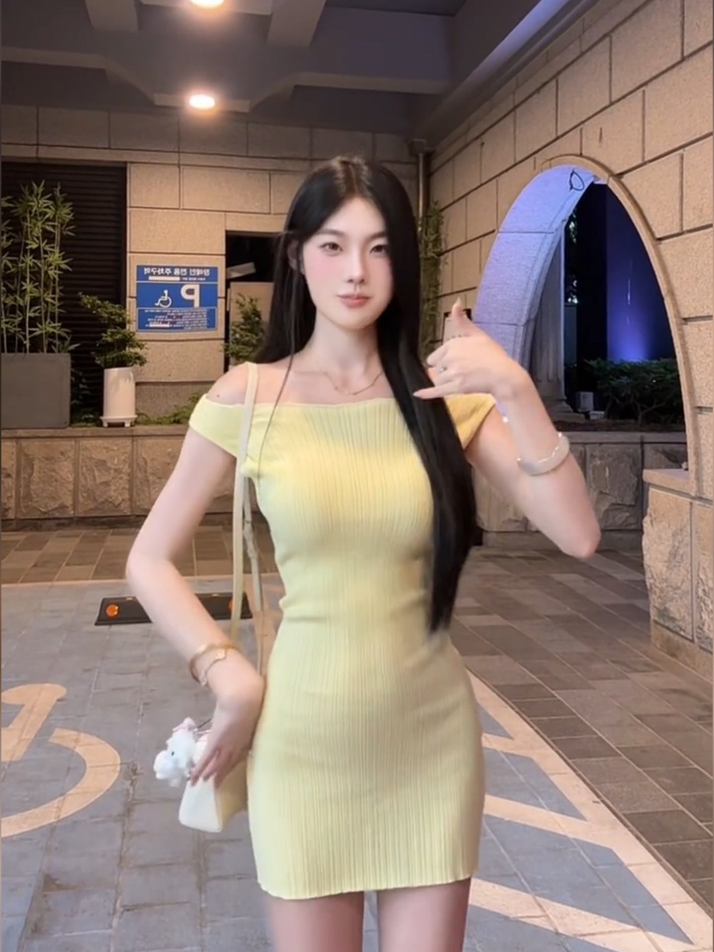 French yellow one-shoulder knitted dress for women in summer, slim waist and hip short skirt R3598