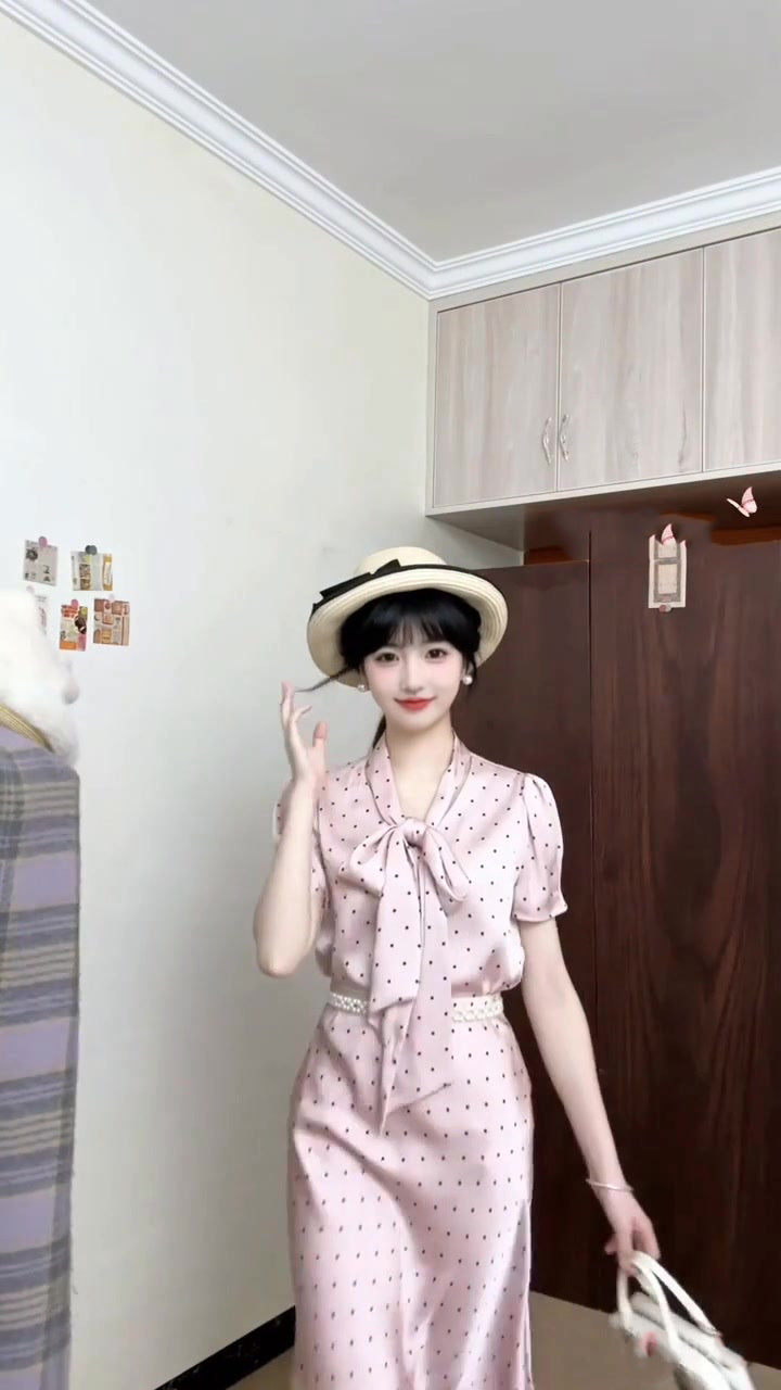 Wear a gentle and elegant pink polka dot long-sleeved shirt and skirt two-piece suit R0897