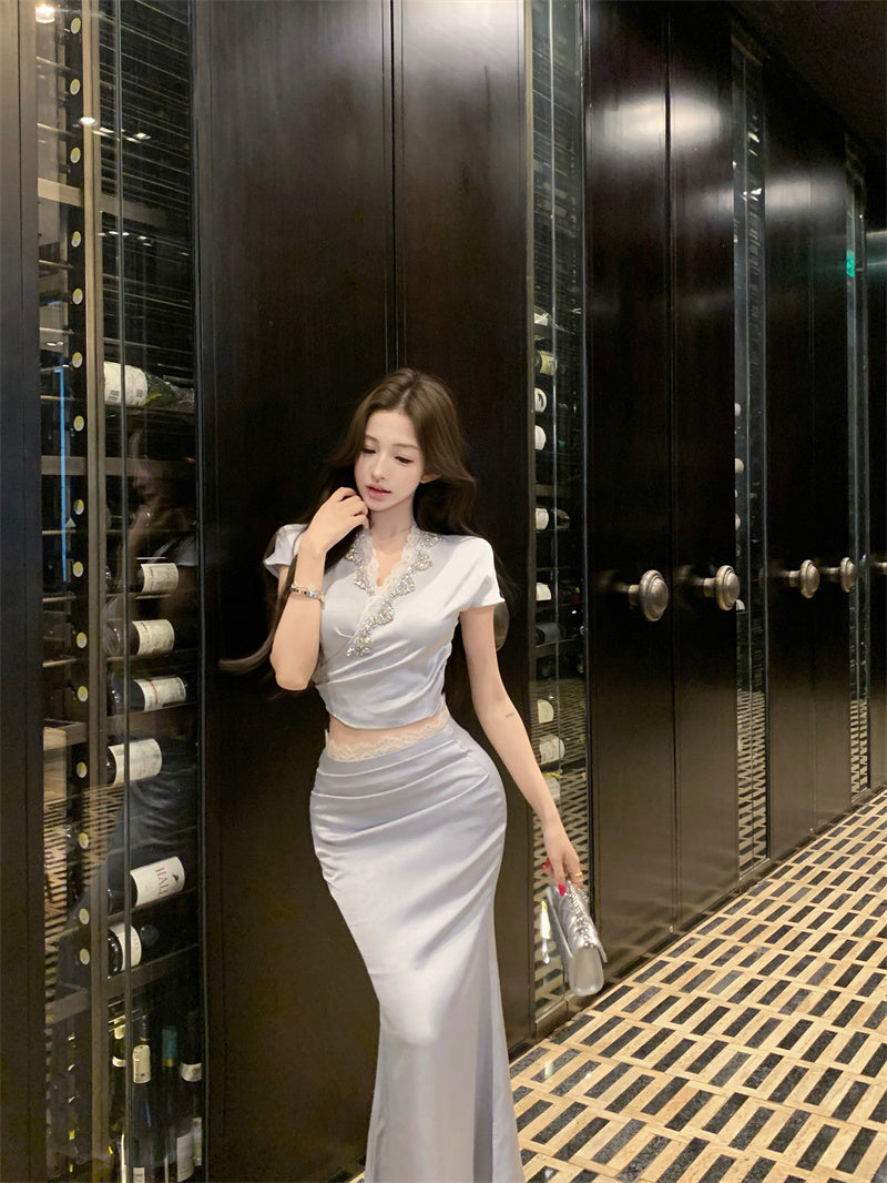 A blue V-neck short-sleeved top and skirt with a sense of luxury R0841