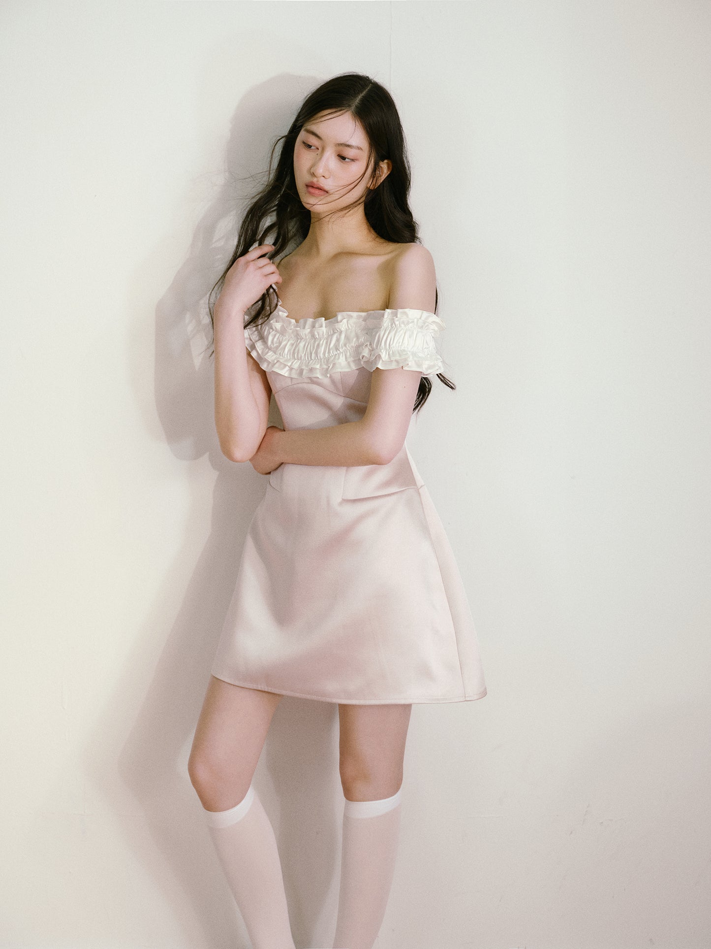 Pink satin with white ruffled edge contrasting one-shoulder waist dress R5132