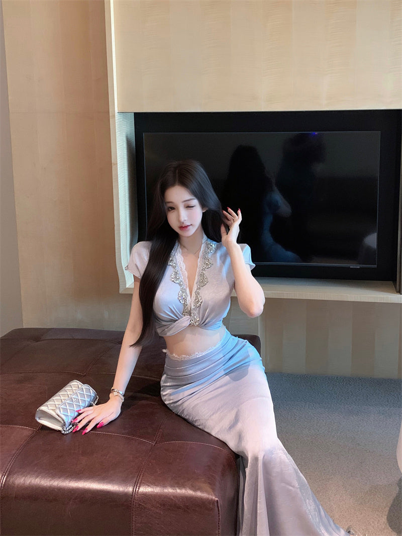 A blue V-neck short-sleeved top and skirt with a sense of luxury R0841