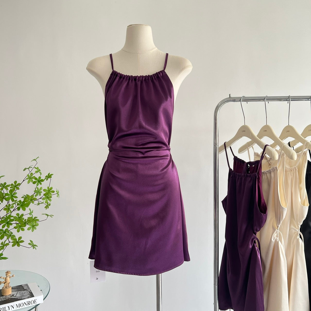 American retro age-reducing hot girl waist-revealing slim halter neck pleated dress R2099