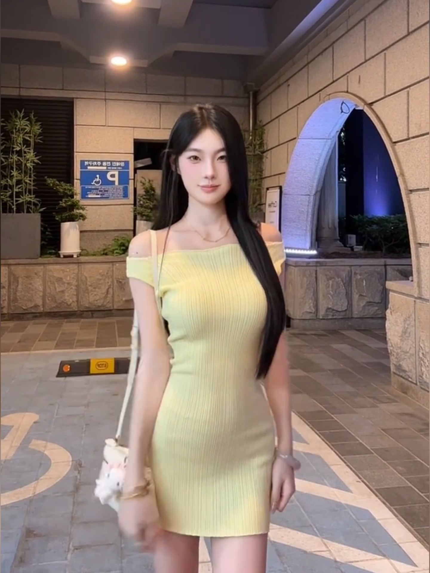 French yellow one-shoulder knitted dress for women in summer, slim waist and hip short skirt R3598