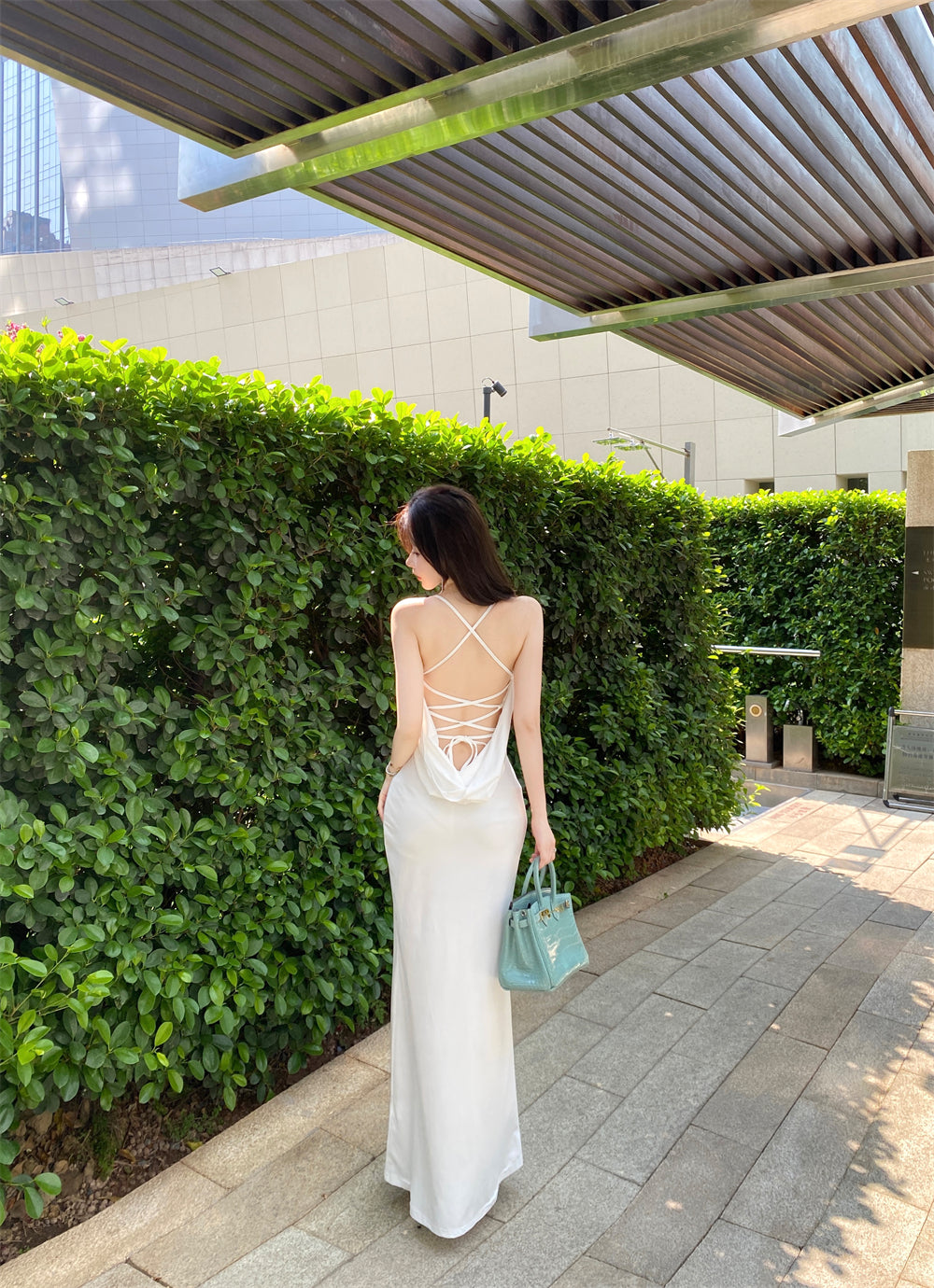 Sexy white hollow suspender dress with elegant waist and slim fit R0598