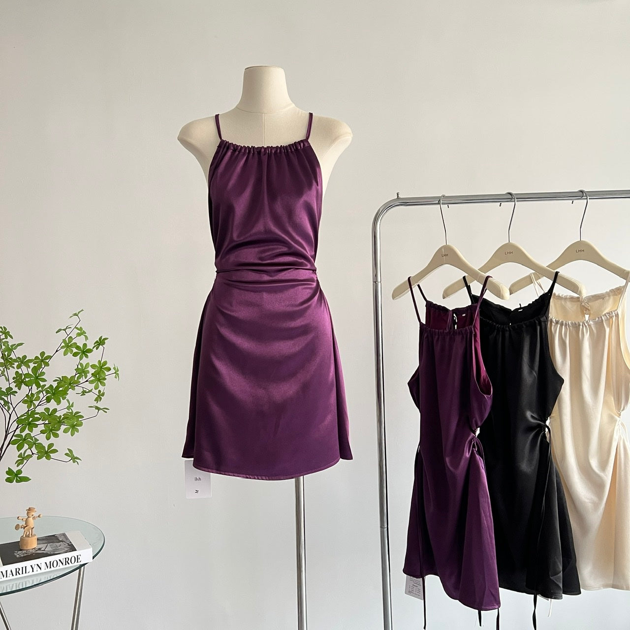 American retro age-reducing hot girl waist-revealing slim halter neck pleated dress R2099