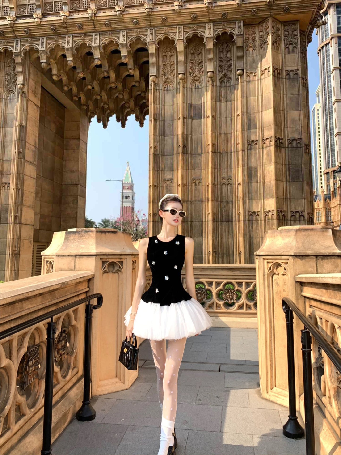 Black sleeveless vest dress with unique temperament and waist A-line puffy skirt R0556