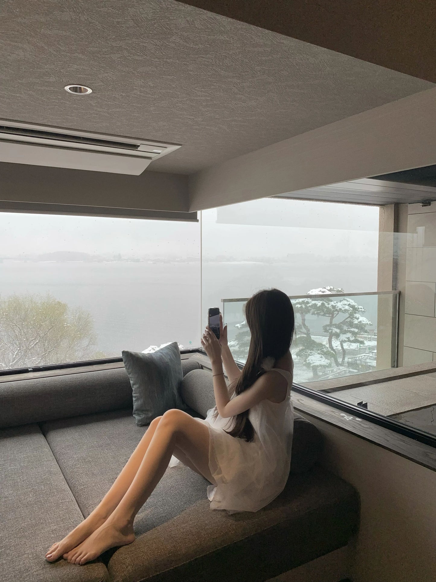 Gentle temperament white suspender dress 2025 new beautiful loose bud short skirt R0777