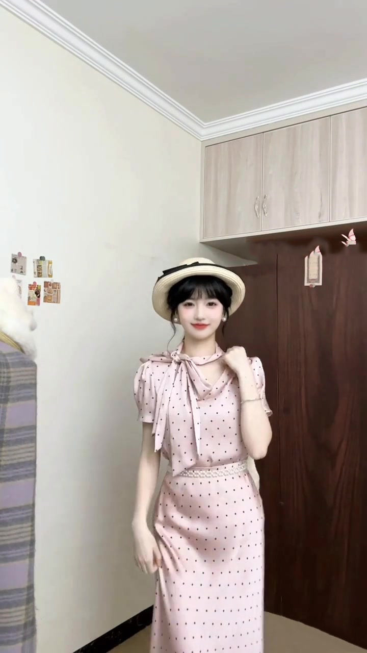 Wear a gentle and elegant pink polka dot long-sleeved shirt and skirt two-piece suit R0897