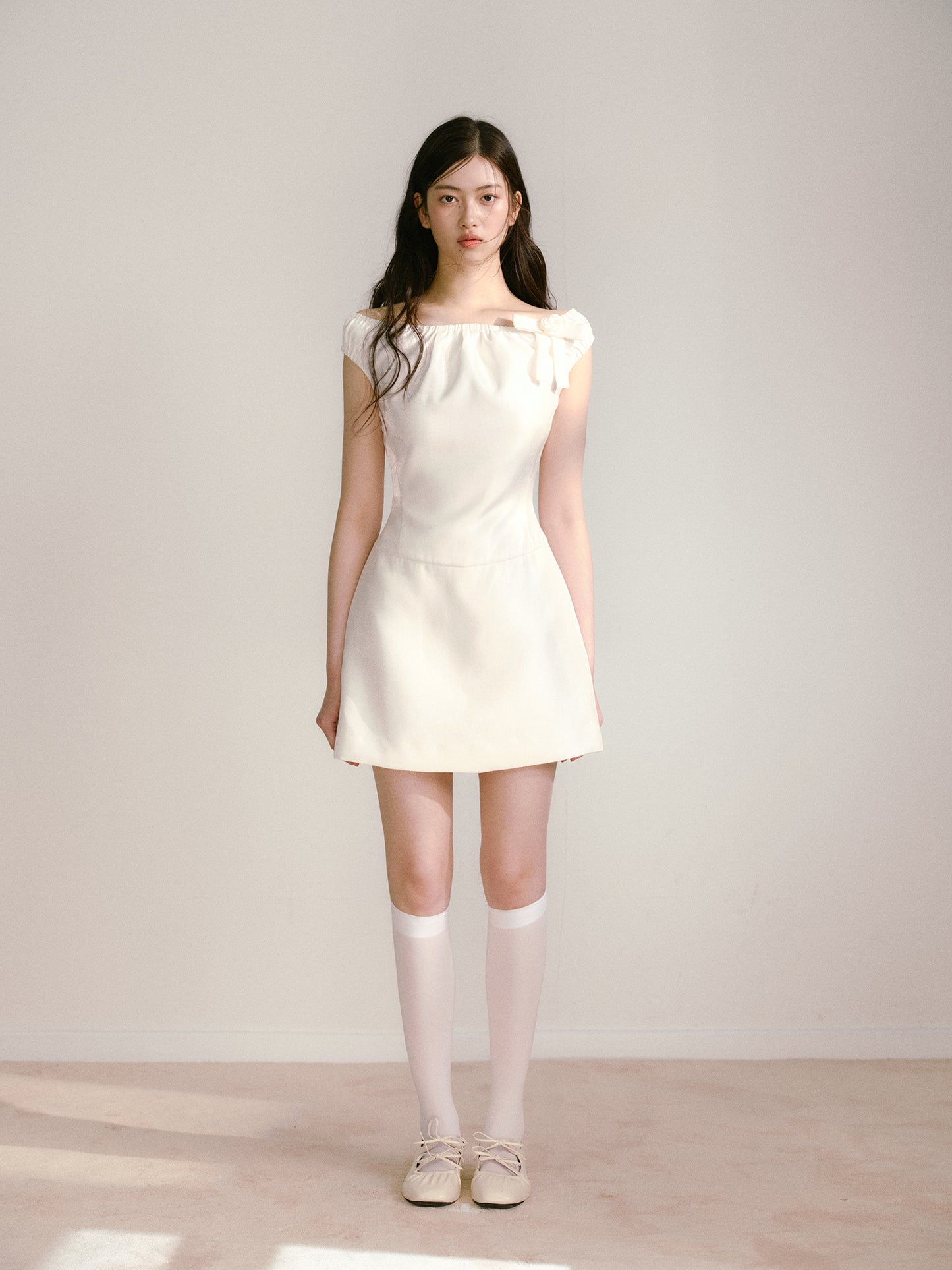 White silk satin elastic one-shoulder bow waisted girlish dress R5171