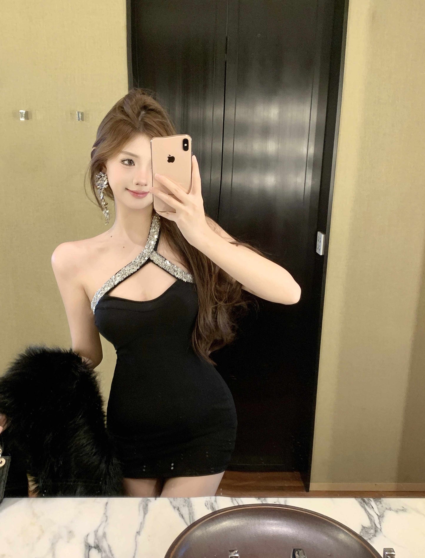 Sexy heavy diamond dress with off-shoulder high waist, slim and slim, short black dress R3674