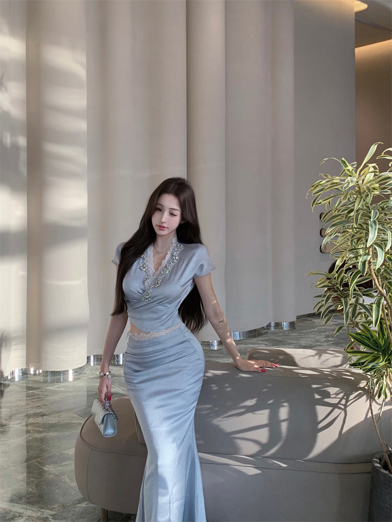 A blue V-neck short-sleeved top and skirt with a sense of luxury R0841