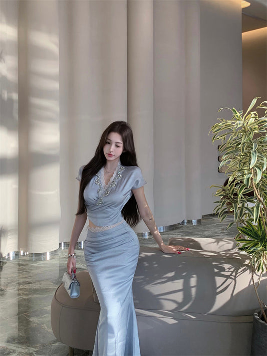 A blue V-neck short-sleeved top and skirt with a sense of luxury R0841