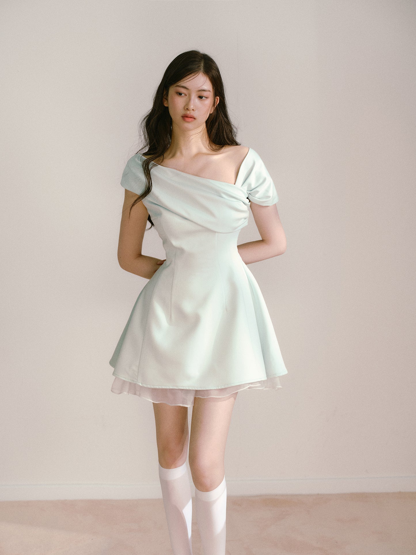 Mint green one-shoulder dress Qianjinfeng niche design unique beautiful waist skirt R5128