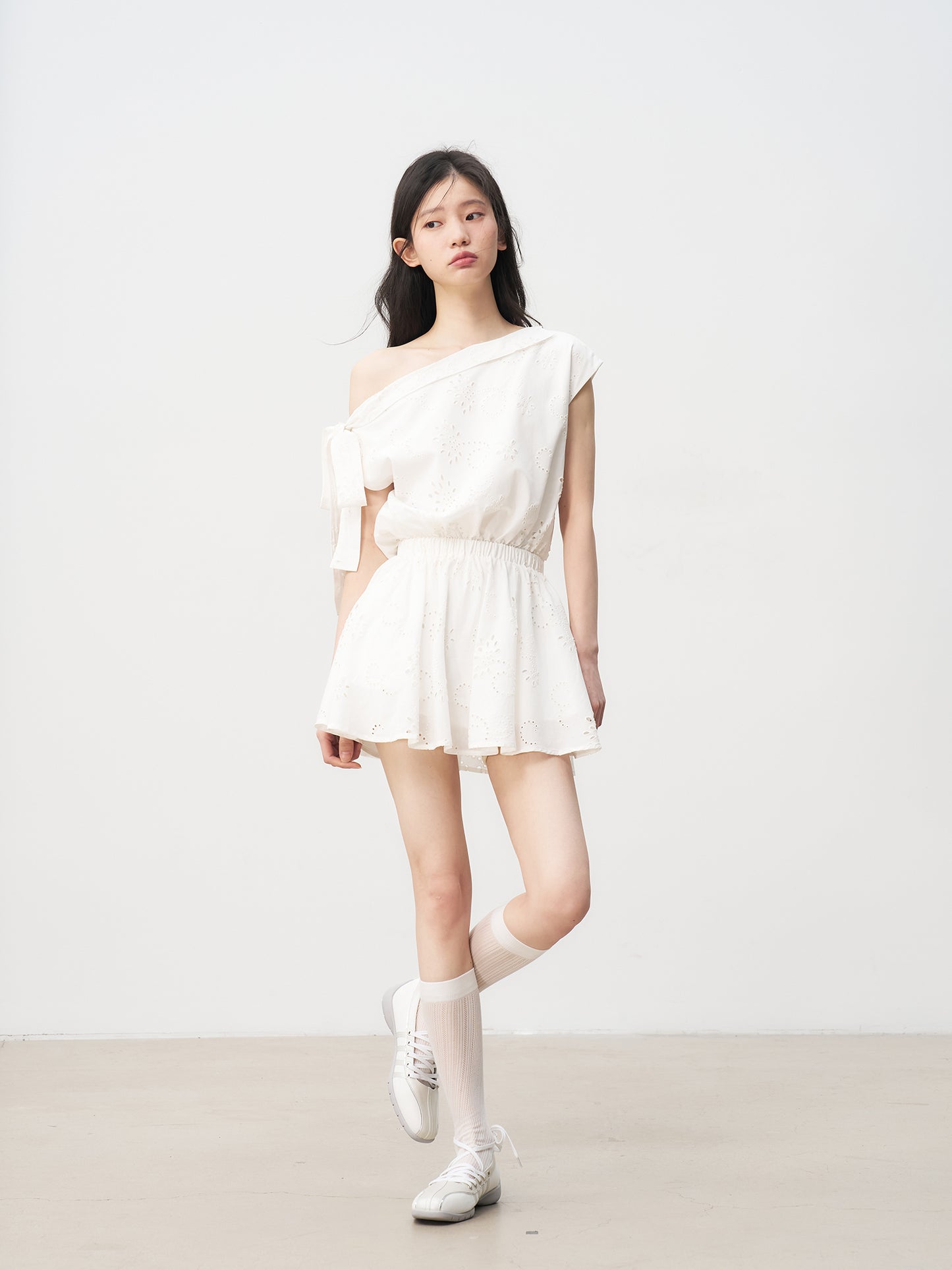 White French hollow flower off-shoulder dress with bow tie design and waist skirt R5131