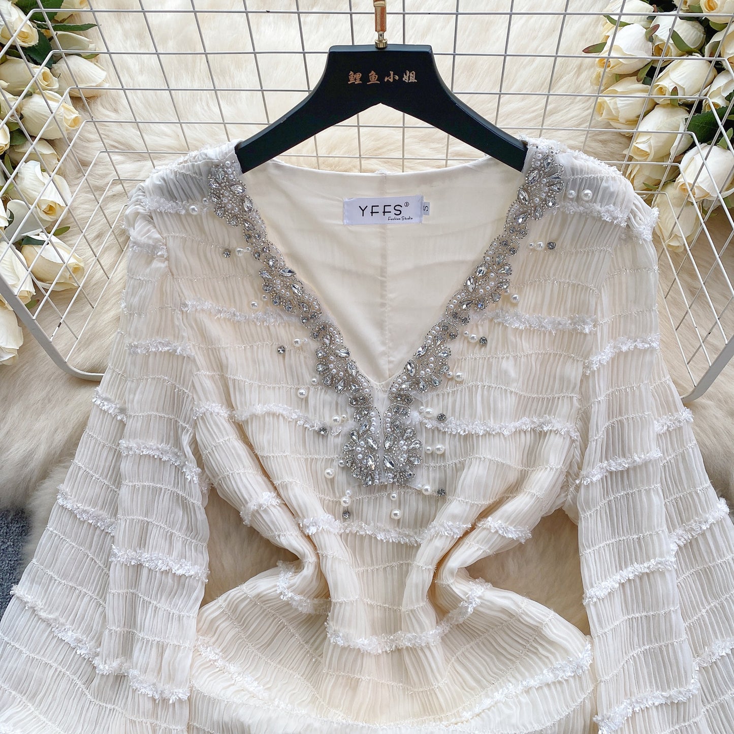 2025 new diamond beaded V-neck slim short ruffled skirt French puff sleeve dress R2352