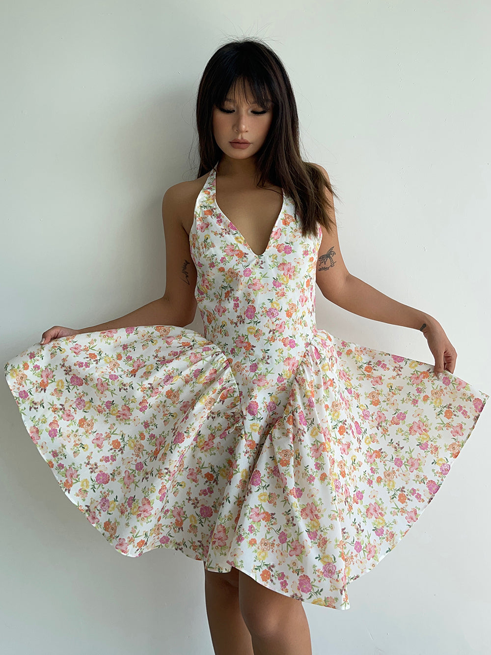 French pastoral style retro V-neck small floral print halter dress sexy backless puffy short skirt R3087