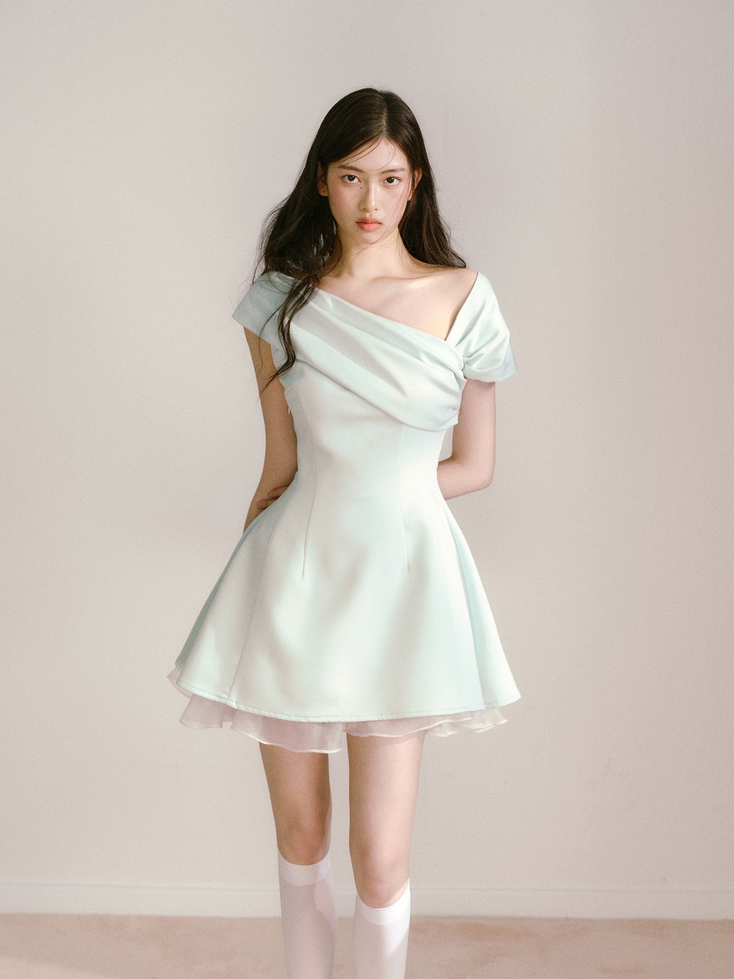 Mint green one-shoulder dress Qianjinfeng niche design unique beautiful waist skirt R5128