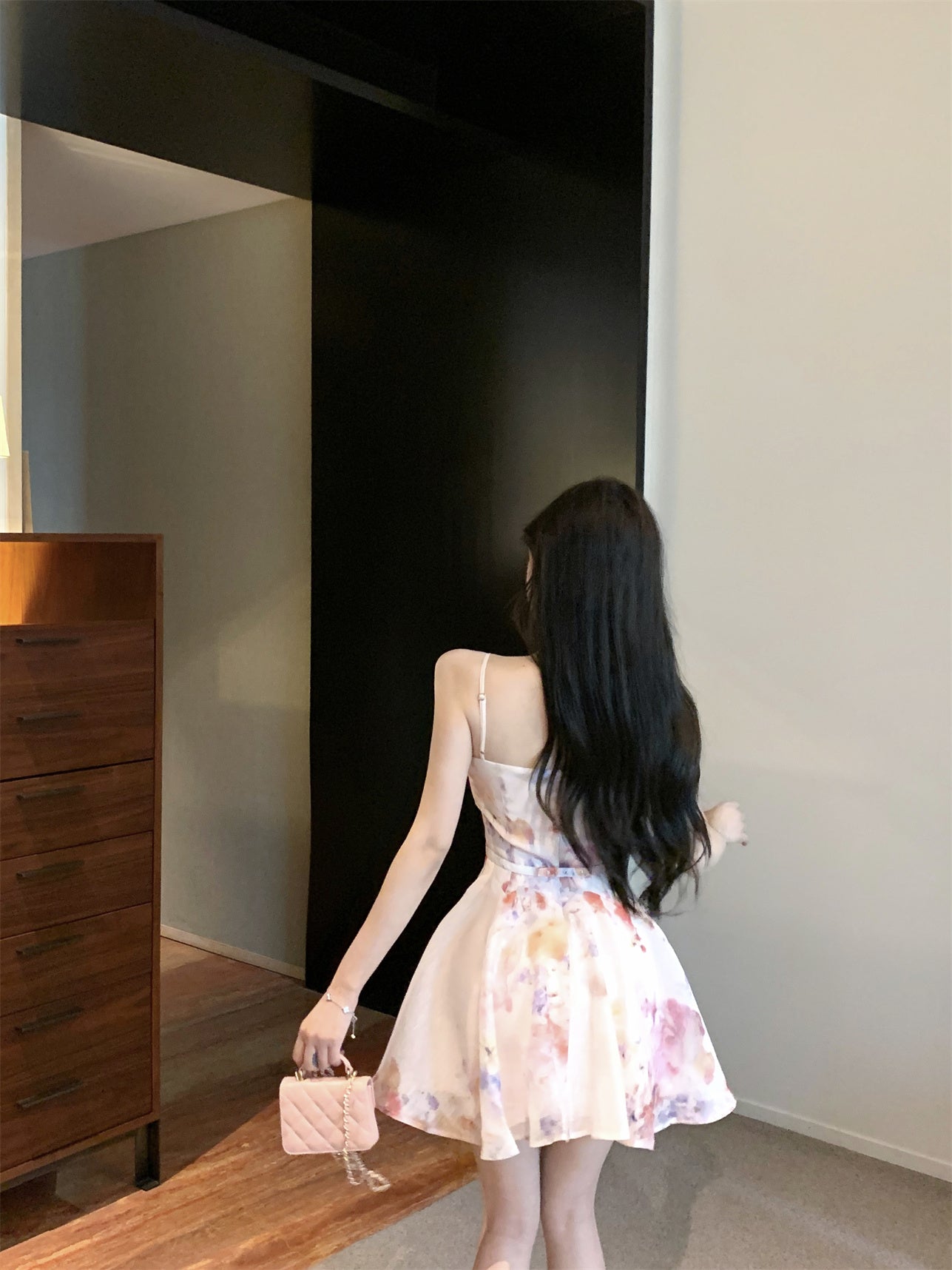 V-neck floral dress with hollow suspenders, beautiful small skirt R0586