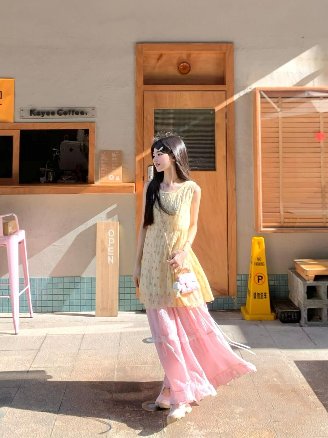 Small fresh floral sleeveless top with pink skirt to match a complete set R0550