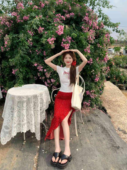 Wear a white short-sleeved T-shirt and floral skirt, a beautiful two-piece suit R0655