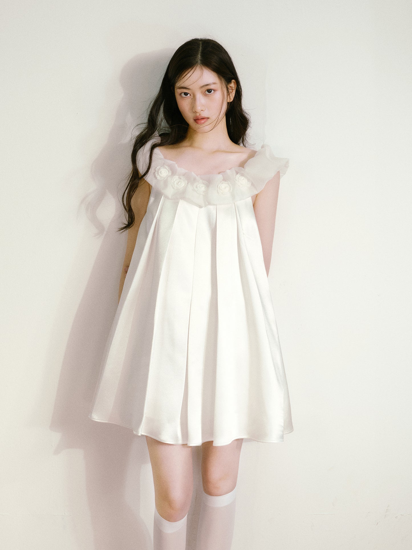 White satin glossy three-dimensional pleated dress cloud collar three-dimensional flower baby dress R5168