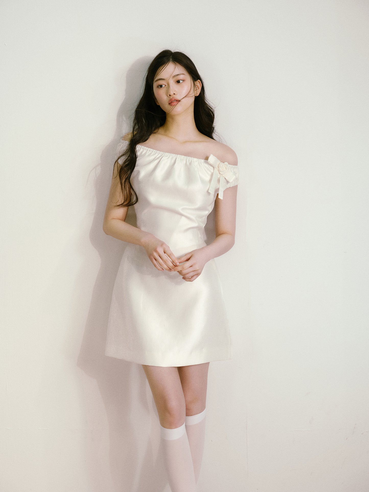 White silk satin elastic one-shoulder bow waisted girlish dress R5171