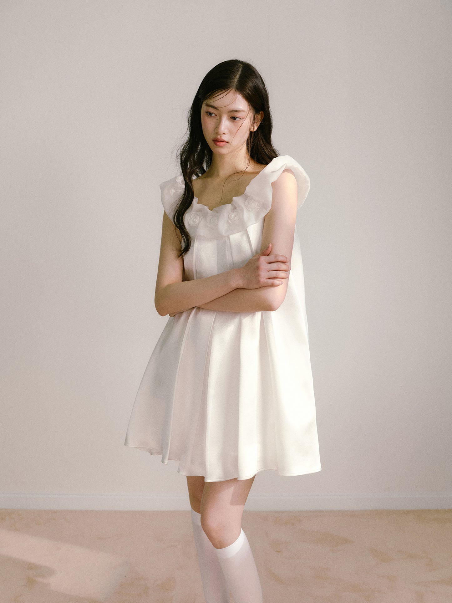 White satin glossy three-dimensional pleated dress cloud collar three-dimensional flower baby dress R5168