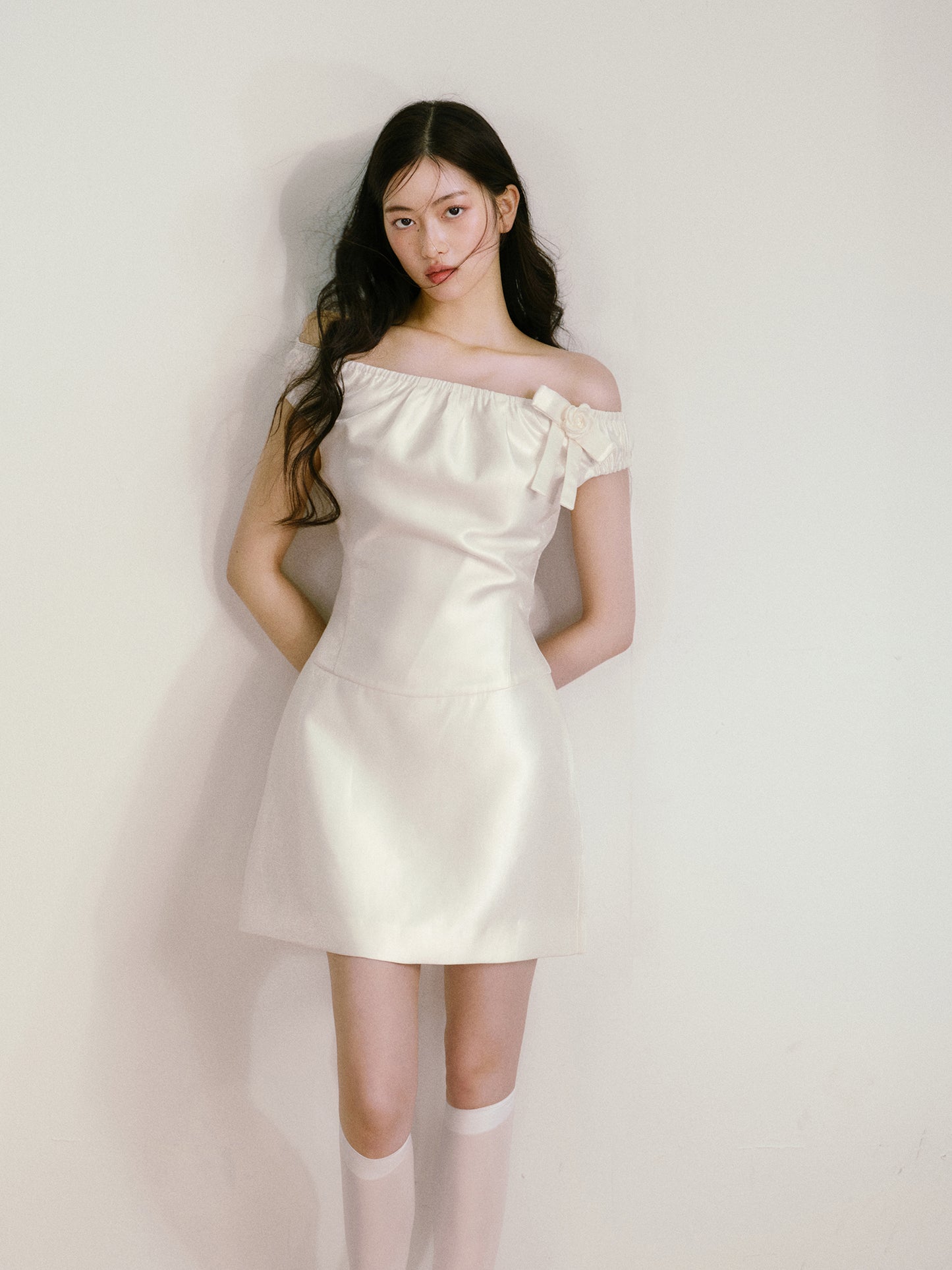 White silk satin elastic one-shoulder bow waisted girlish dress R5171